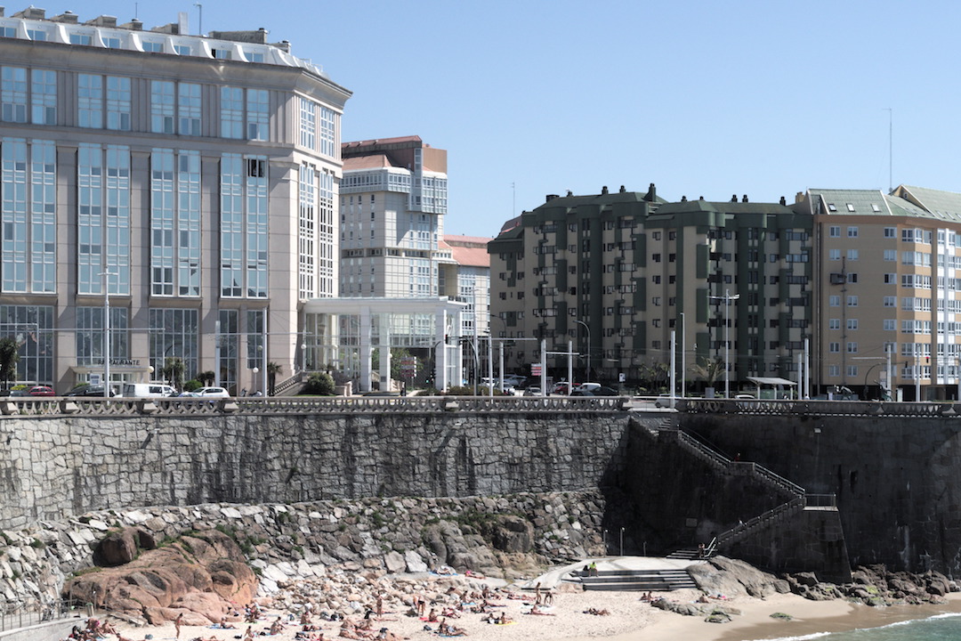 Zdjęcie miejskiej plaży w A Coruña