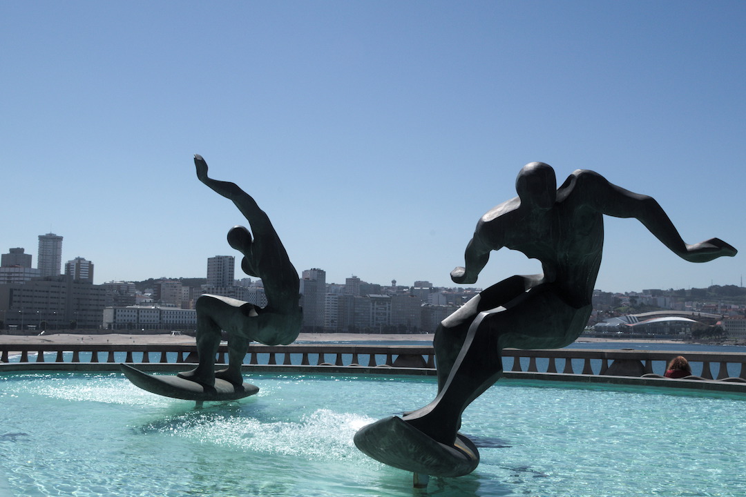 Pomnik surferów w mieście A Coruña