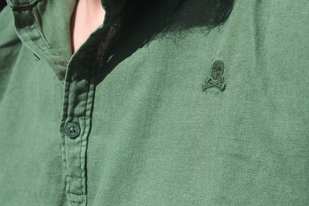 Zbliżenie na zieloną koszulę Scalpers