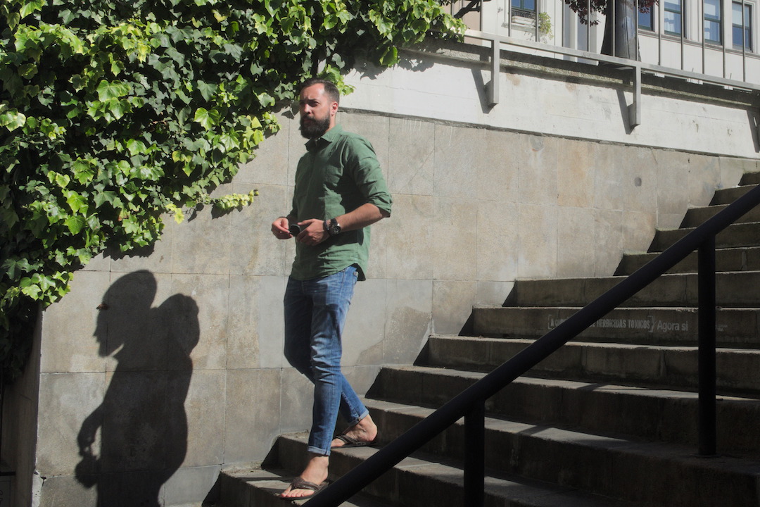 Son of a Beach w koszuli Scalpers schodzi po schodach w centrum A Coruna