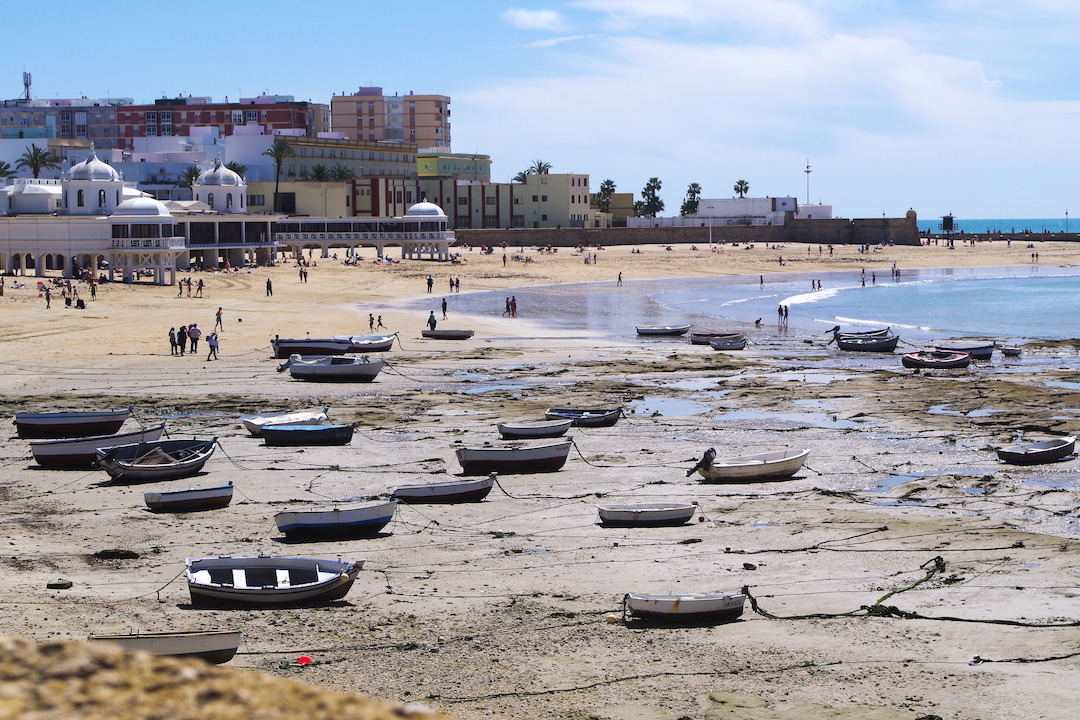 A picture of city beach in Cadiz with boats