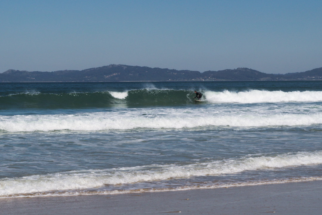 Zdjęcie surfera na fali na plaży w Patos